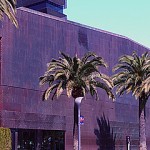 The de Young Museum features collections of fine art.